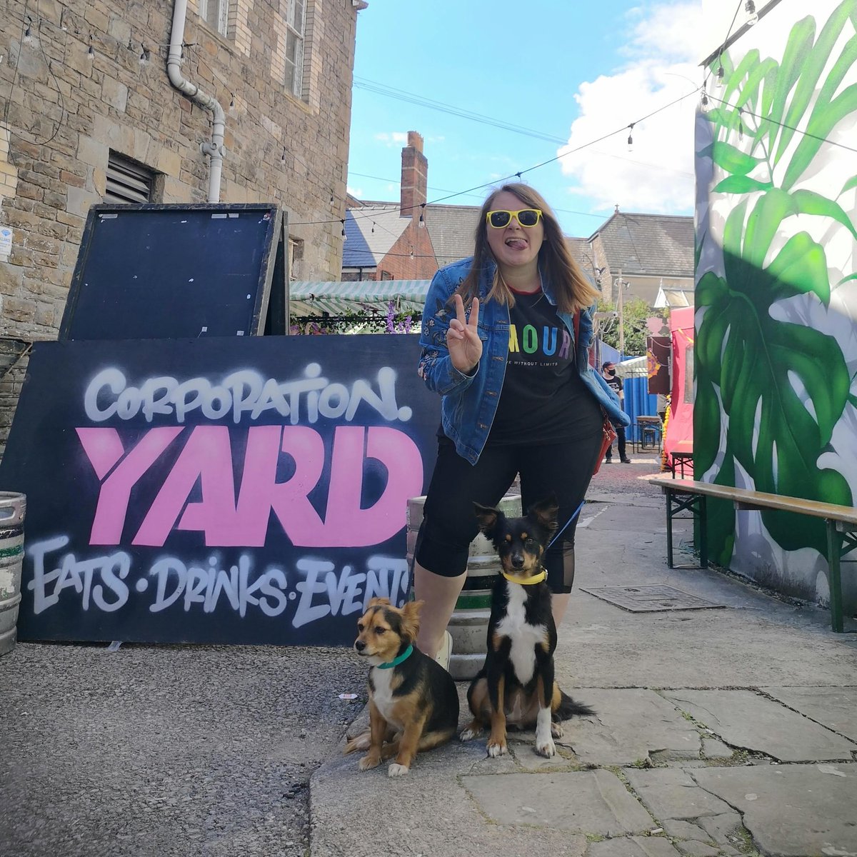 AdelePember's tweet image. One of the @dogfuriendly places we love to visit when we head to Cardiff is Corporation Yard. 🤩 Outdoor seating area with a woof load of drool-worthy streetfood vendors. 🤤 The dogs always get the best welcome too. 😍 #nationaldogfriendlyday #dogfriendly