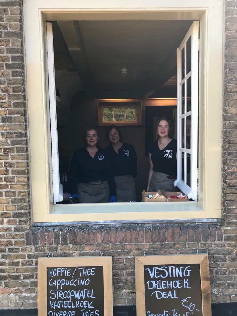 De <a href="/vestingdriehoek/">Vestingdriehoek</a> dagen zijn begonnen! Onze directeur Ed Dumrese heeft het Vestingdriehoekontbijt aan de eerste gasten uitgedeeld! Wil jij jouw weekend ook lekker beginnen? Haal dan jouw ontbijt bij Loevestein. We zijn open van 10:00-15:00. Zien wij jou straks ook?