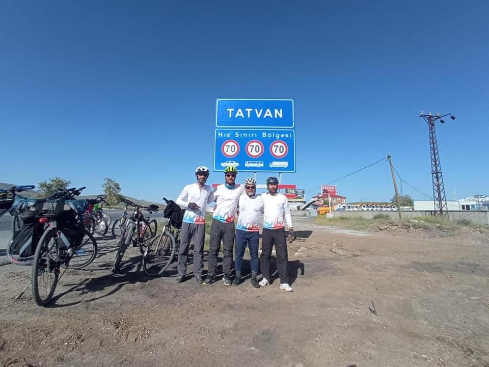 Urbit63's tweet photo. #vangölükirlenmesinmavikalsın #Vangölüaktivistleri #urbit63
Urfa Balıklı Gölden Van Gölü'ne bir bardak su, 550 km taşınarak oluşturacak farkındalık etkinliğimizde sporcular, Tatvan'a ulaştı
Urfa Bisiklet Topluluğu Spor Kulübü ve Vangölü Aktivistleri işbirliğiyle Turumuzun 4. Günü https://t.co/hPMiXACjjC