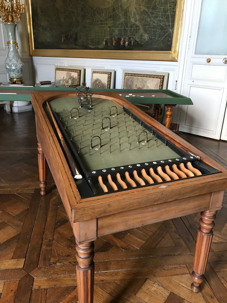 Aujourd’hui, c’est la #fêtedujeu ! 
Alors, jouons au billard chinois. 
Ce jeu, très couru sous le Second Empire et présent dans le salon des cartes, est l’ancêtre du flipper. 
Agilité et dextérité sont au rendez-vous. 
Amusez-vous bien !