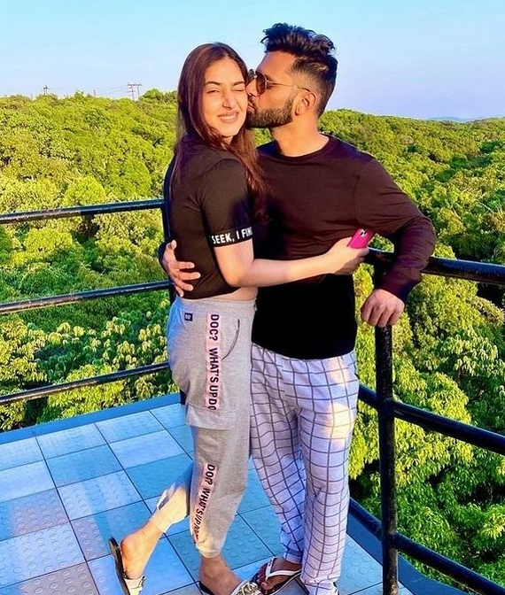 E24bollynews's tweet photo. @rahulvaidya23 shares throwback pictures with his girlfriend #dishaparmar. ❤️❤️❤️
#RahulVadiya #rahulv #bb13 #couplesgoals #Dishul https://t.co/I0e1K0CptO