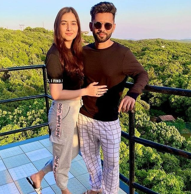 E24bollynews's tweet photo. @rahulvaidya23 shares throwback pictures with his girlfriend #dishaparmar. ❤️❤️❤️
#RahulVadiya #rahulv #bb13 #couplesgoals #Dishul https://t.co/I0e1K0CptO