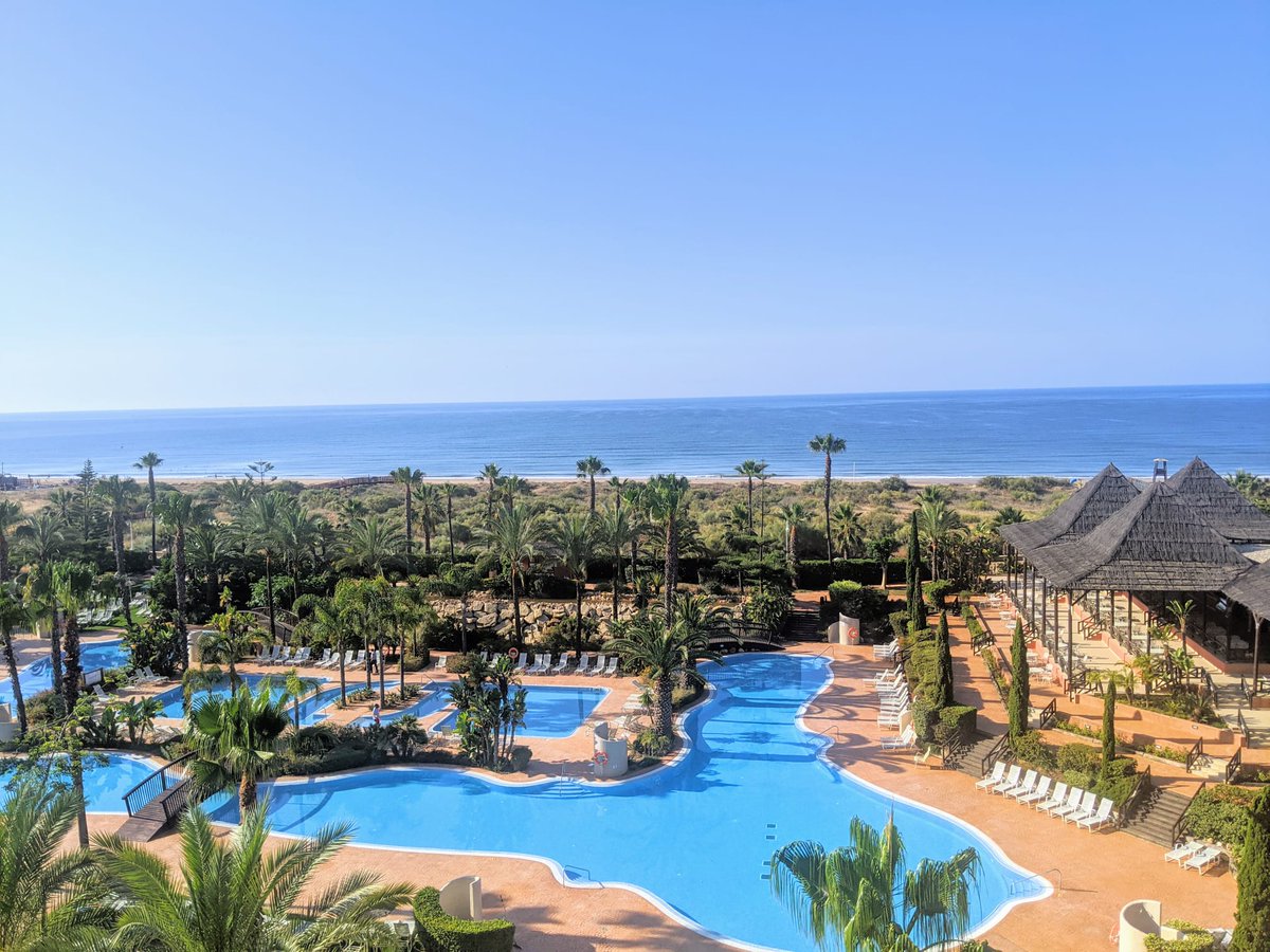 TurismoAND's tweet photo. 📌 DG @NinaAngar y DT @angeles_muriel han visitado dos hoteles de la provincia de #Huelva que acaban de abrir sus puertas ⤵️

🏨@GHoteldelCoto en #Matalascañas
🏨@PuertoAntilla en #Islantilla

📊Son ejemplo de la reactivación del sector y del aumento de reservas.✅💪🏻 https://t.co/wQbPO0gAiZ
