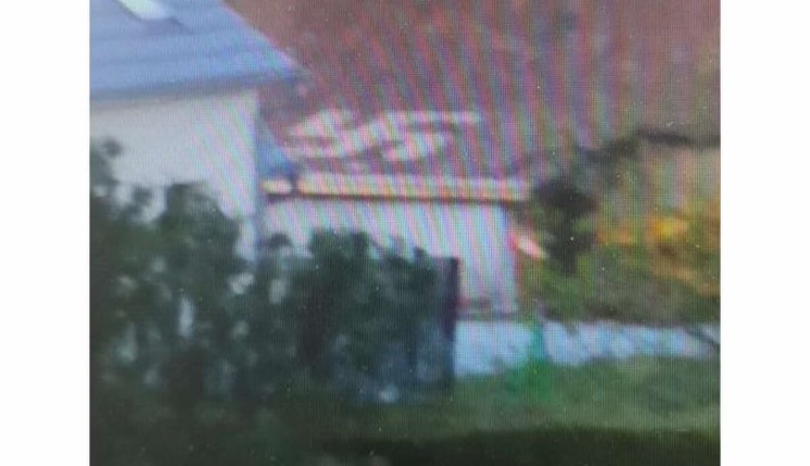 🇫🇷 FLASH - Un #policier est suspecté d’avoir dessiné une croix gammée sur le toit de la maison d’un de ses proches. Le fonctionnaire s’est défendu en expliquant que le signe nazi s’est formé 'tout seul' lorsqu’il remettait des tuiles arrachées par le vent. (Est républicain)