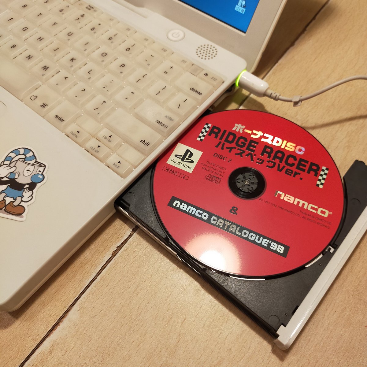 RuiReiChannel's tweet photo. ピピンのコントローラーが
iBook(最後のMacOS9マシン)で動いた〜!😆ADB→USB変換を見つけたので早速CVGSで60フレーム版リッジレーサーをプレイ!20年以上前の環境だけど結構動きます✨🕹️
#ピピンアットマーク #CVGS #iBook https://t.co/kGm7DFYtBJ
