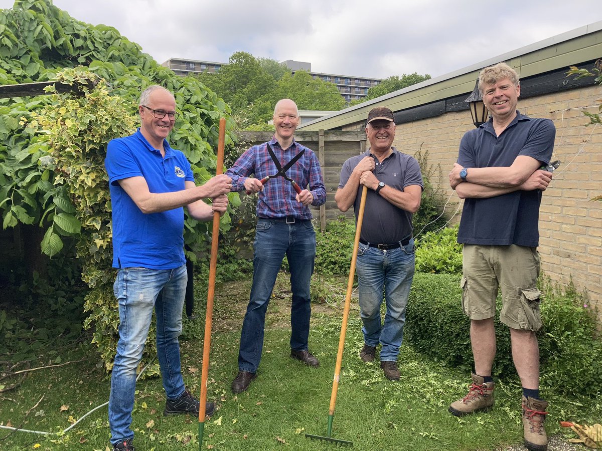 presentadoorn's tweet photo. Afgelopen jaren deden ze één groot project met z’n allen, dit jaar willen ze ook graag helpen maar dan in kleinere groepjes. Dus; drie zaterdagen, drie tuinprojecten, drie groepjes mannen van de Lions Apeldoorn. Volgende week weer een groepje... Bedankt https://t.co/dEVp0Loo9f