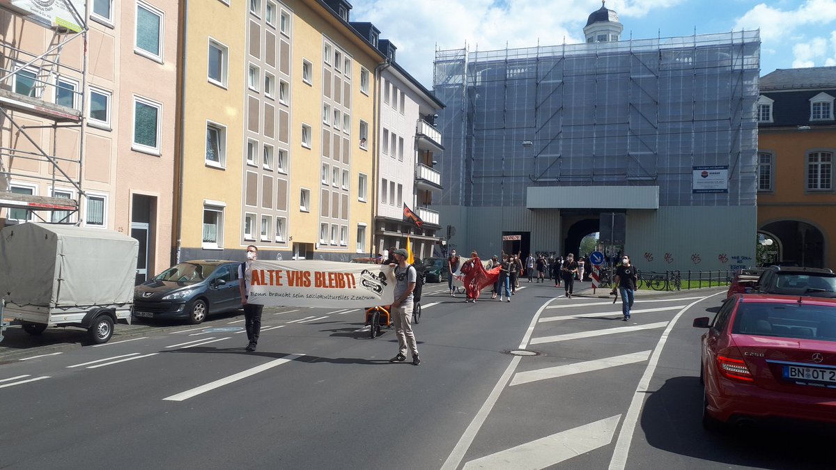 Mit über 500 Leuten sind wir gestartet! Einmal durch die ganze Stadt. Kein Tag ohne kulturelles Zentrum! #altevhsbleibt #bn2905 #bonn #kulturbleibtinnenstadt