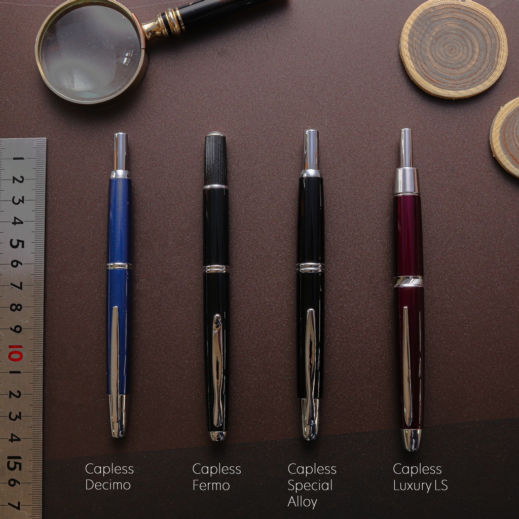 pen_sachi's tweet photo. Do you ever wonder about the size of the Capless/Vanishing Point? Well, we hope this picture helps! 🤗
Do you have an idea of which pen would fit your hand like a glove? 😍
#pensachi #capless #vanishingpoint #caplessdecimo #caplessfermo #caplessluxuryls https://t.co/gYz4lAIwNs