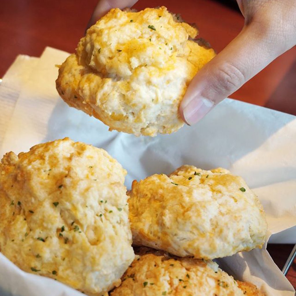 redlobster's tweet photo. Cheddar Bay Biscuits are so buttery and soft that you can't have just one. How many do you normally eat when you visit? π€€ π
#TouchlessDelivery #TouchlessCurbside https://t.co/ff8KFAKEMT