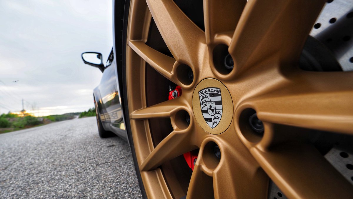 Satin Aurum painted wheels on this 911, see if you can spot the random in-focus skitter too 😂

#Porsche