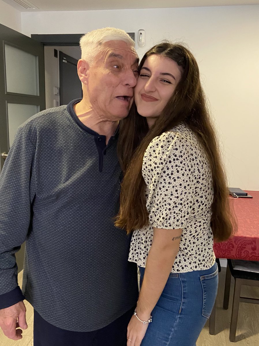 paaulaa14__'s tweet photo. mi abuelo está ingresado por cancer y está avanzando la enfermedad muy rápido😭
hoy me ha dicho que antes de irse, como uno de sus últimos deseos, quiere comprarme un pc porque sabe que hago directos y quiero jugar a juegos y que con el portátil de la uni que tengo no tiro🥺❤️ https://t.co/DL5aBoeWOH