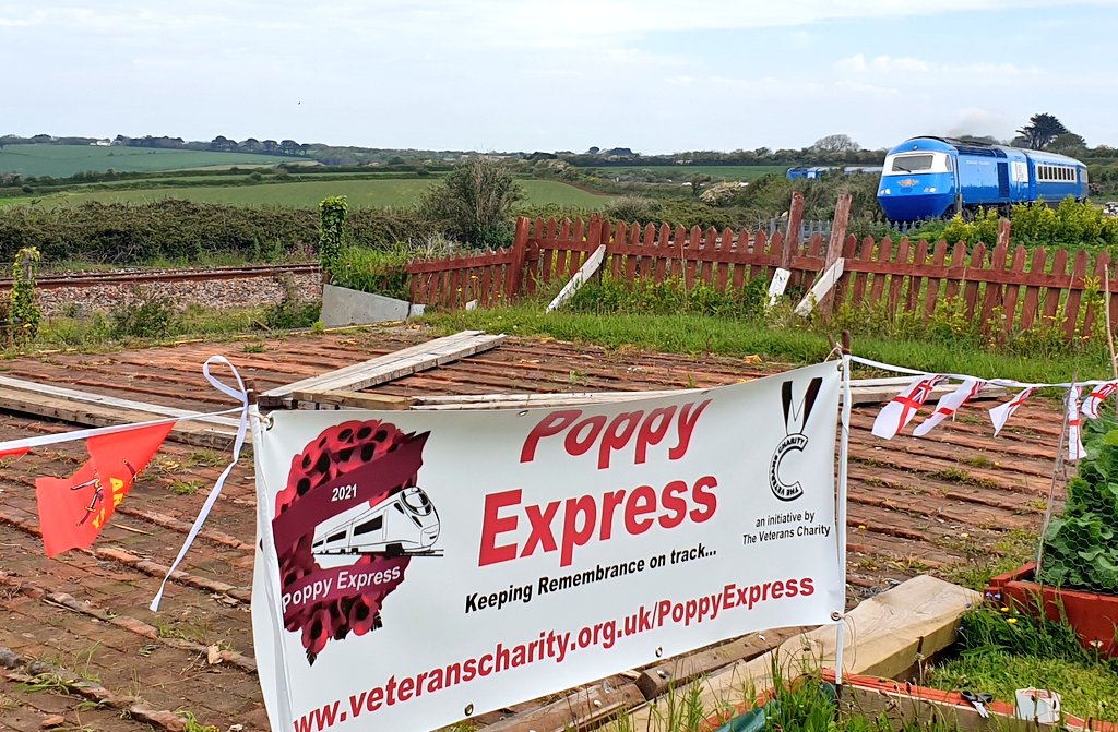 CAfvbc's tweet photo. The Camborne and Redruth Armed Forces and Veterans Breakfast/Brunch/Lunch club had a special visitor passed the Veterans Hub earlier - The "Blue" #MidlandsPullman HST
A stunning looking train!
With lots of toots from the @GWRHelp crews saying hello which went down a storm :-) https://t.co/fYxVgY1fkz