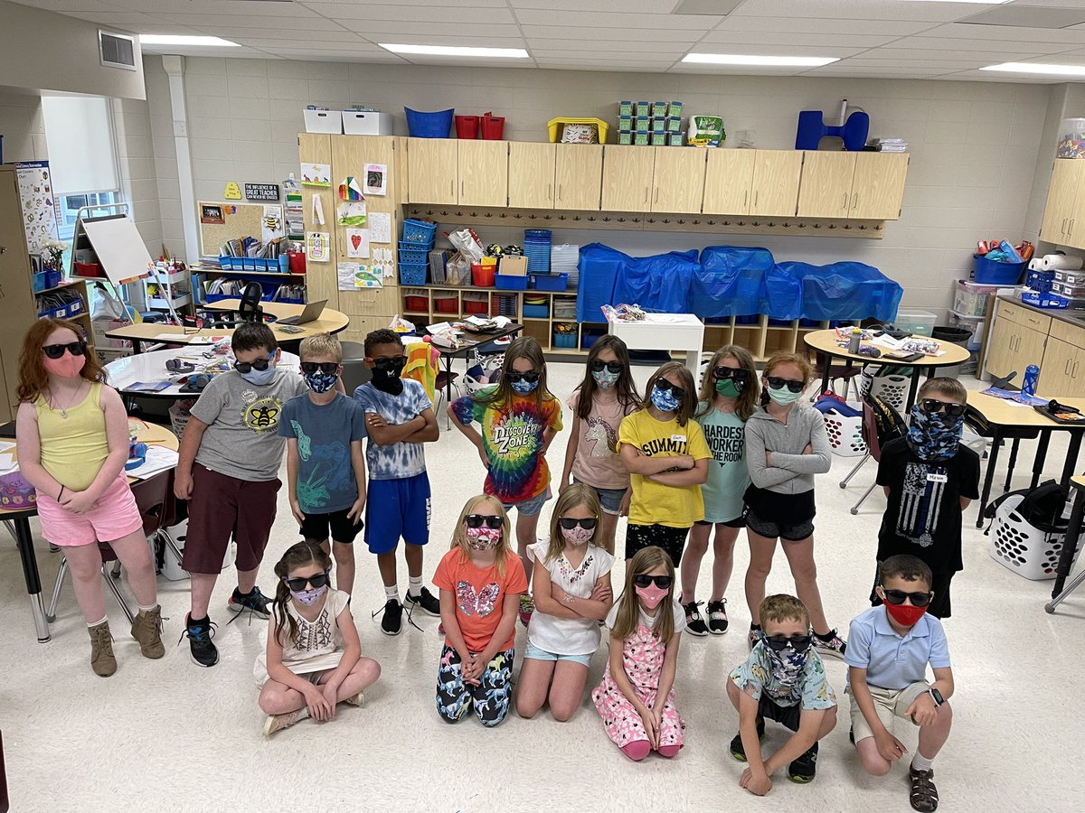 sfreysummit's tweet photo. This year my class was resilient, cheerful, adaptable, patient, hard working, engaged, compassionate and so much more. Couldn’t be prouder! ❤️@summitbees @SummitPTA #wearefhsd #beestweet https://t.co/kmfZARKsID