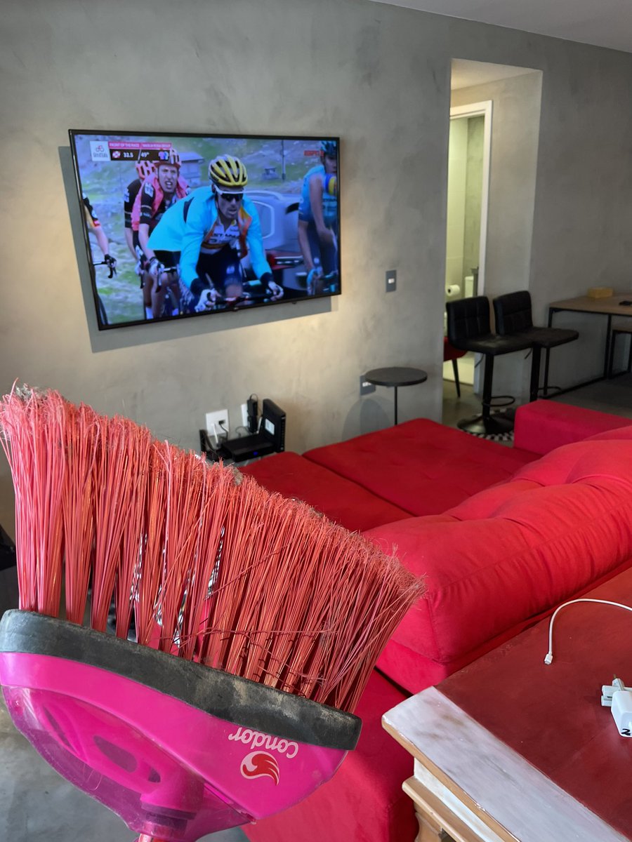 neitessari's tweet photo. Limpando a casa e acompanhando o Giro da Itália com o @renandocouto na #ciclismonaespn Andiamo ragazzi!!! https://t.co/D9BugnrEPT