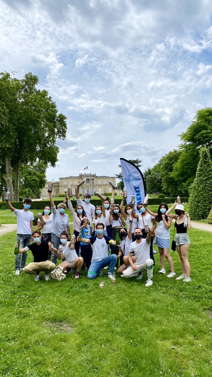 HebdoE's tweet photo. Un grand #bravo à la maison du développement durable de @VilledeTalence.
La première ville qui nous a accompagné dans la mise en place d’une cueillette avec ses habitant•e•s en nous donnant des moyens pour dépolluer l’#environnement ludiquement.

Quel #bonheur ! 💚 https://t.co/GRf4qKFOcm