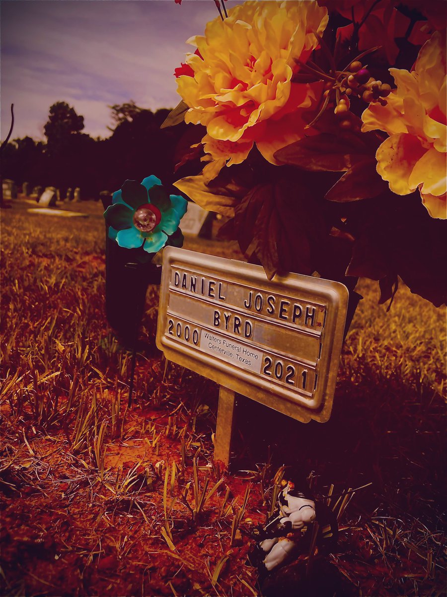 amandaakarlee's tweet photo. Me &amp; your sweet mama sat &amp; talked for over 2 hours yesterday at your grave. We laughed &amp; cried sharing our favorite memories of you.. I’m so sorry that the people who actually loved you dearly were nowhere around to save you.. I promise you will never be forgotten D. 🤍 https://t.co/tqEklAqY2L