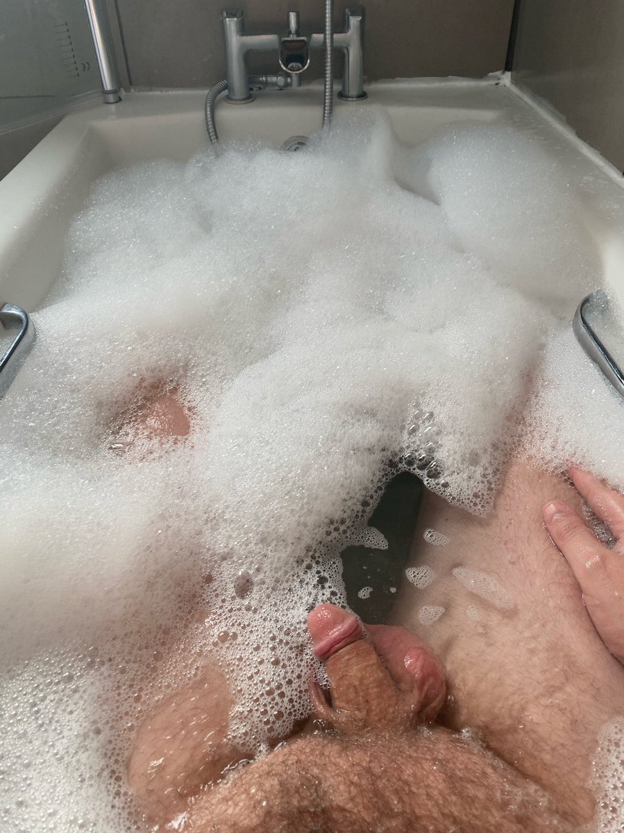 Benscot85's tweet photo. Quick relaxing bath https://t.co/wdFigNDavi