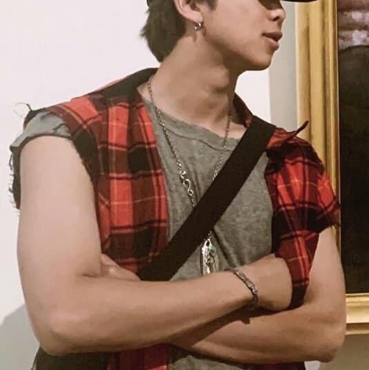 jinxph0ria's tweet photo. Namjoon's body proportions — a thread; https://t.co/QXJjhTQkSz