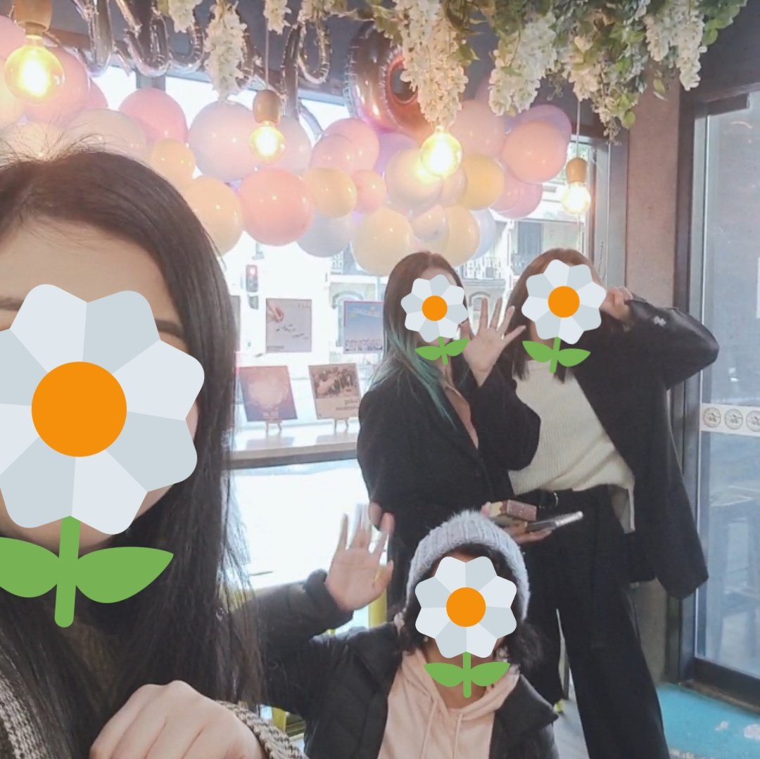 Thank you to my emotional support crew for helping to decorate and run the event 🥺❤
@rainingrayning <a href="/EmotionalStan/">Riya💕</a> <a href="/callmeizzle/">zel | 🎨 ✨</a>