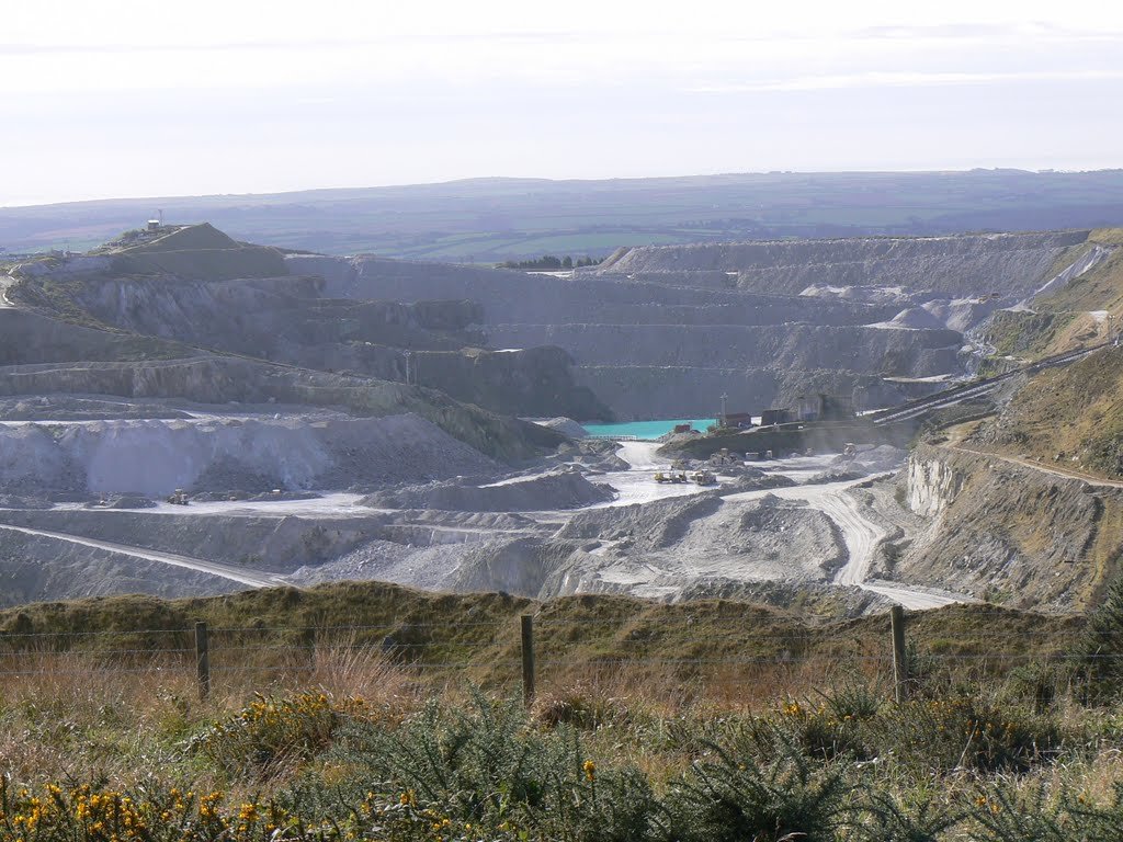 IS_RADIOCWALL's tweet photo. @PaulineSearle3 @DailyPicTheme reckon we got a few "big holes" would give that a run for its money #ClayMining #Cornwall #OpenCast #BlackpoolPit https://t.co/8PpYKw369T