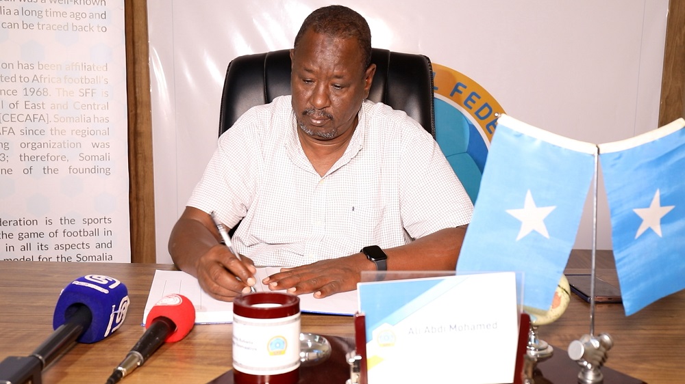 Condolence book for legendary football administrator, Hassan Mahmoud opens, SFF senior VP signs first.
somsoccer.so/english/articl…