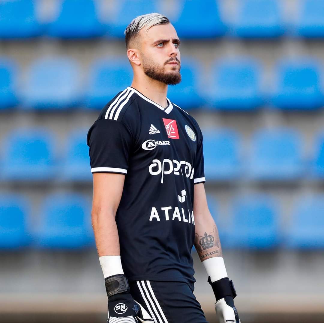 FCGueugnon_Off's tweet photo. 🟡🔵 #𝗠𝗲𝗿𝗰𝗮𝘁𝗼 𝟮𝟭-𝟮𝟮 ✍️
Titulaire dans la cage du FC Gueugnon la saison dernière, le #gardien Florent #Rizzolo reste au club pour la saison 2021-2022 ! https://t.co/jWNr3Ek0CH