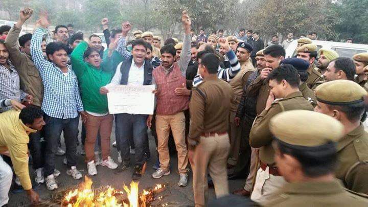 DrPradeepDeswal's tweet photo. चलता रहूँगा पथ पर,
चलने में माहिर बन जाऊँगा,
या तो मंजिल मिल जायेगी या
अच्छा मुसाफ़िर बन जाऊँगा… @officialinso @OfficialMdu https://t.co/PGo7Lxynt3