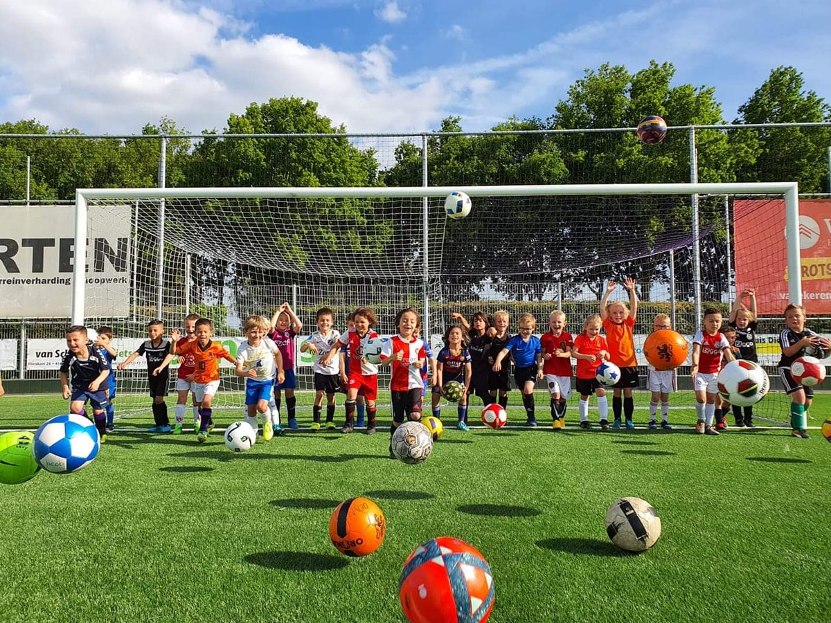 vvLRCLeerdam's tweet photo. Vanaf 5 juni kan de jeugd weer wedstrijden spelen. KNVB Regiocup voor jeugd gaat van start.
Wordt vervolgt.
https://t.co/X2PNz284Mq https://t.co/zaYvSCewdb
