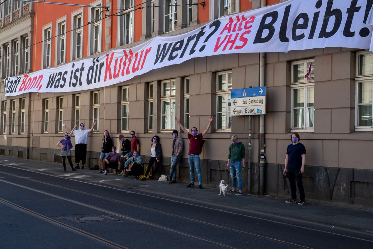 Die Demo-Crew ist bereit und freut sich auf euch! 🙌 #AlteVHSbleibt Wenn ihr wider erwarten Stress mit der Polizei bekommen solltet oder seht, wie jemand mitgenommen wird, meldet euch gerne bei unserem #EA, der hilft euch: +4915755371140 #bn2905 #kulturbleibtinnenstadt