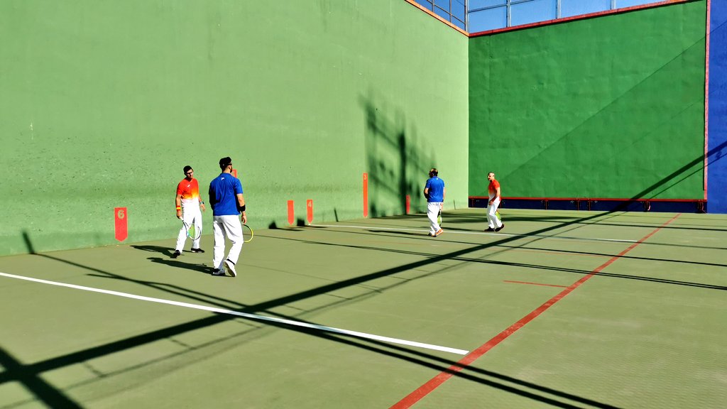 DeporteGetafe's tweet photo. La alcaldesa, el concejal de Deportes y la concejala de Educación asisten esta mañana a la 1a jornada de la fase previa del Campeonato de España de #Frontenis Preolímpico que se celebra este fin de semana en #Getafe🏆🇪🇦🎾🔝

#DeporteenGetafe #DeporteSeguro #GetafeVuela #FlyGetafe https://t.co/lghOEgmj8R