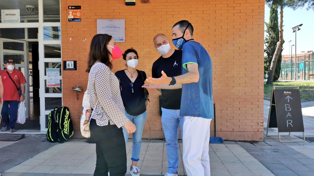 DeporteGetafe's tweet photo. La alcaldesa, el concejal de Deportes y la concejala de Educación asisten esta mañana a la 1a jornada de la fase previa del Campeonato de España de #Frontenis Preolímpico que se celebra este fin de semana en #Getafe🏆🇪🇦🎾🔝

#DeporteenGetafe #DeporteSeguro #GetafeVuela #FlyGetafe https://t.co/lghOEgmj8R
