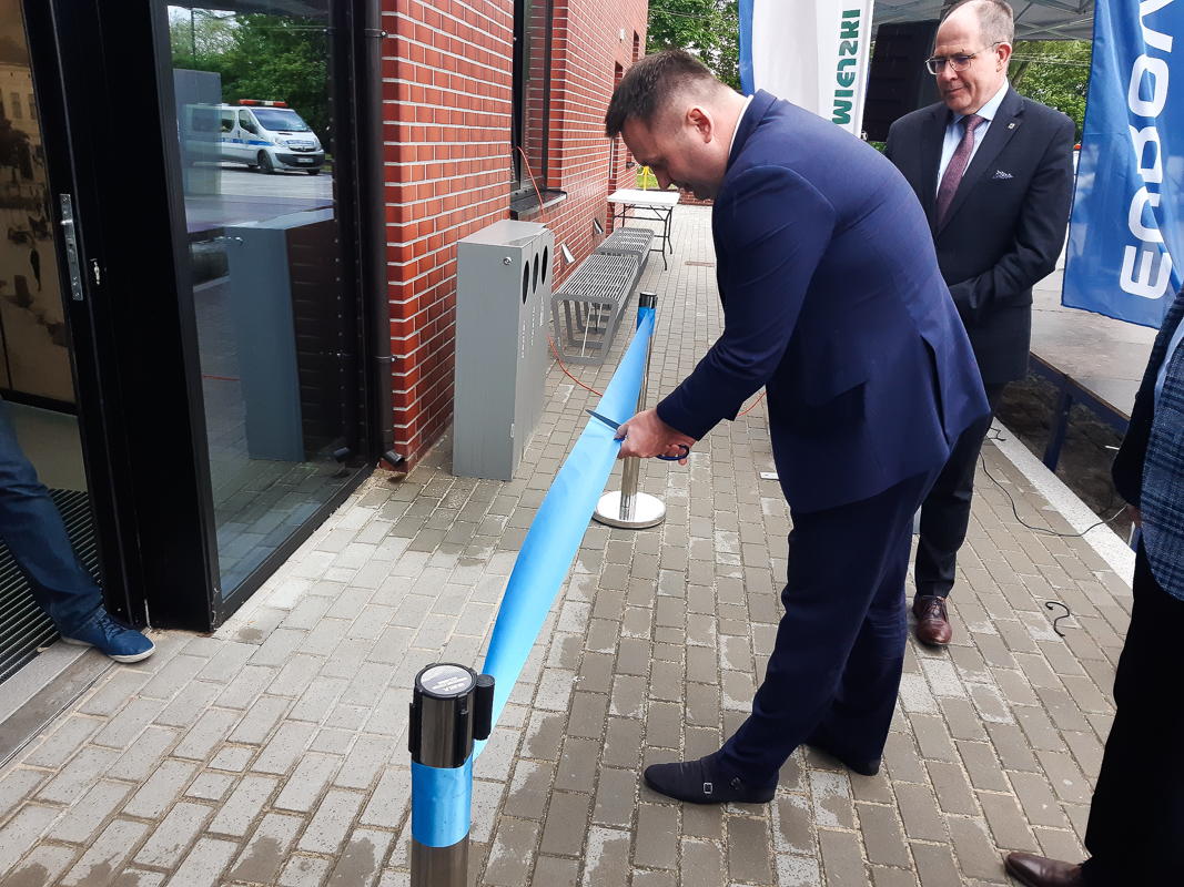 metropoliagzm's tweet photo. #Czeladź: dworzec autobusowo- tramwajowy otwarty. Teraz obsłuży linie autobusowe 43, 88, 133 i 935 a w przyszłości także linie metropolitalne M17 i M25.
Więcej o organizacji ruchu: https://t.co/MG1cAl7Vub
#MetropoliaGZM #transportpubliczny #metrolinie https://t.co/TPxxqvYToQ