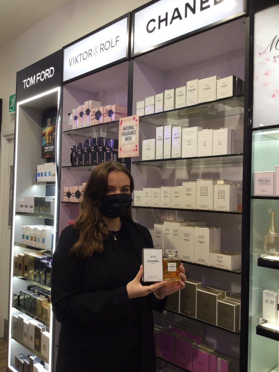 Amy showing off her memorable scent Chanel No5 which is her grandma’s favourite scent💗

Chanel No5 is 100 years old this year so make sure to call in and smell this original fragrance 🎉

#TeamArthur #TPSNFW2021 <a href="/TPSPeople/">The Perfume People</a> @FragranceFoundation