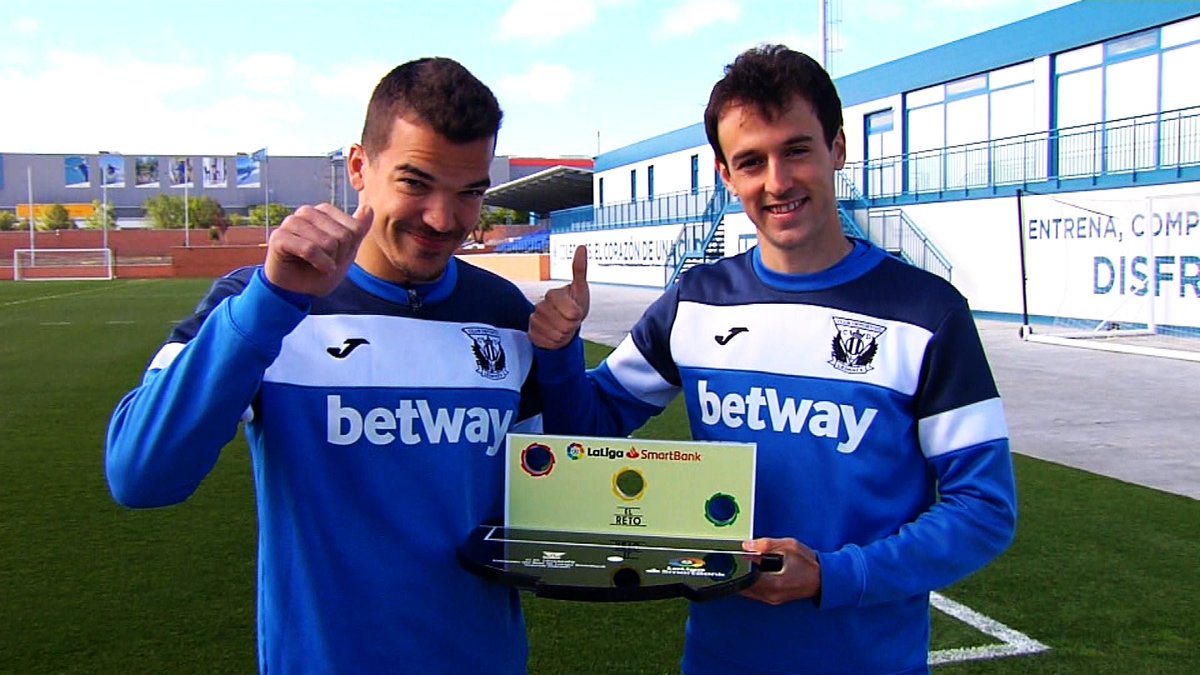 CDLeganes's tweet photo. 🎶 ¡Weeeeee are the chaaaaaampiooooonssss, my frieeeeendsssss!

🏆 ¡@RubenPardo 🎩 y @kevinbua33 🇨🇭 se proclaman campeones de #ElRetoOlímpico del #MagazineLaLigaSmartBank! ¡Al cielo con ella! 😂 https://t.co/Zqxb7DOltO