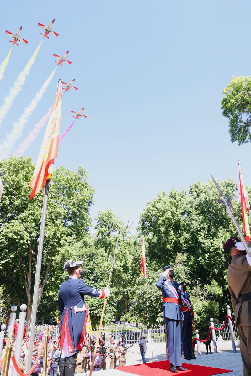 CasaReal's tweet photo. Los Reyes presiden en la Plaza de la Lealtad de Madrid, un homenaje a los que dieron su vida por España, como acto central del Día de las Fuerzas Armadas, con la participación del Ejército de Tierra, Armada, Ejército del Aire y Guardia Civil. @Defensagob https://t.co/W8Gf5FeVjL https://t.co/ertKuv9uw9