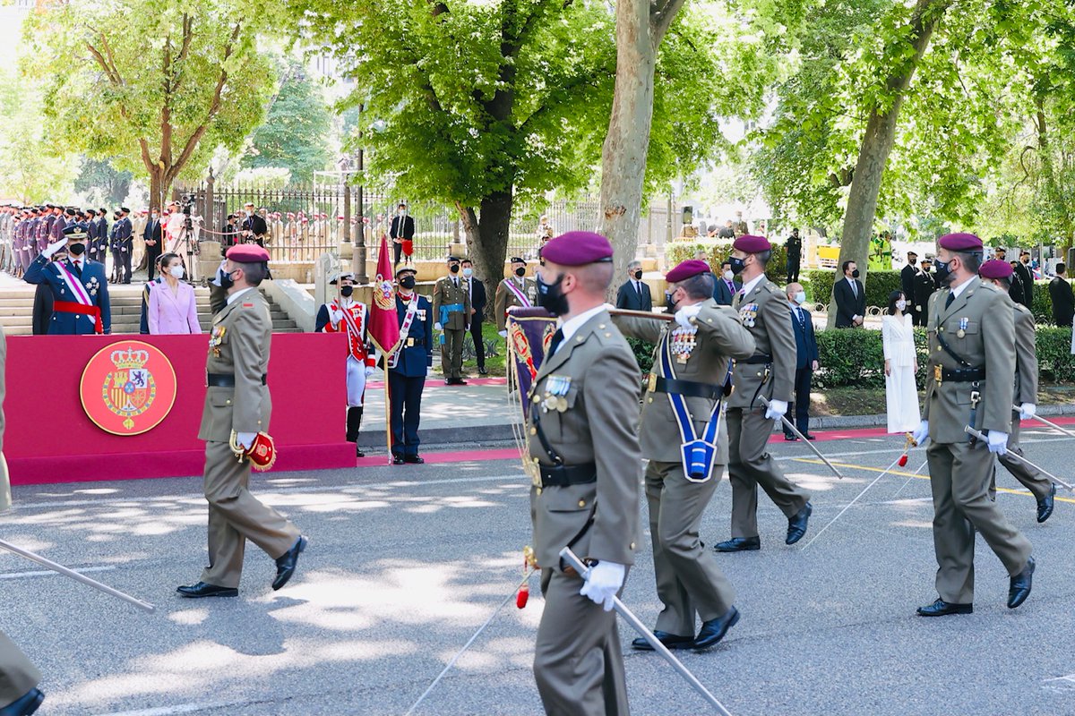CasaReal's tweet photo. Los Reyes, en el acto central del Día de las Fuerzas Armadas, con la participación del @EjercitoTierra , @Armada_esp , @EjercitoAire  y @guardiacivil . @Defensagob https://t.co/W8Gf5FeVjL https://t.co/0jjg5cBaYZ