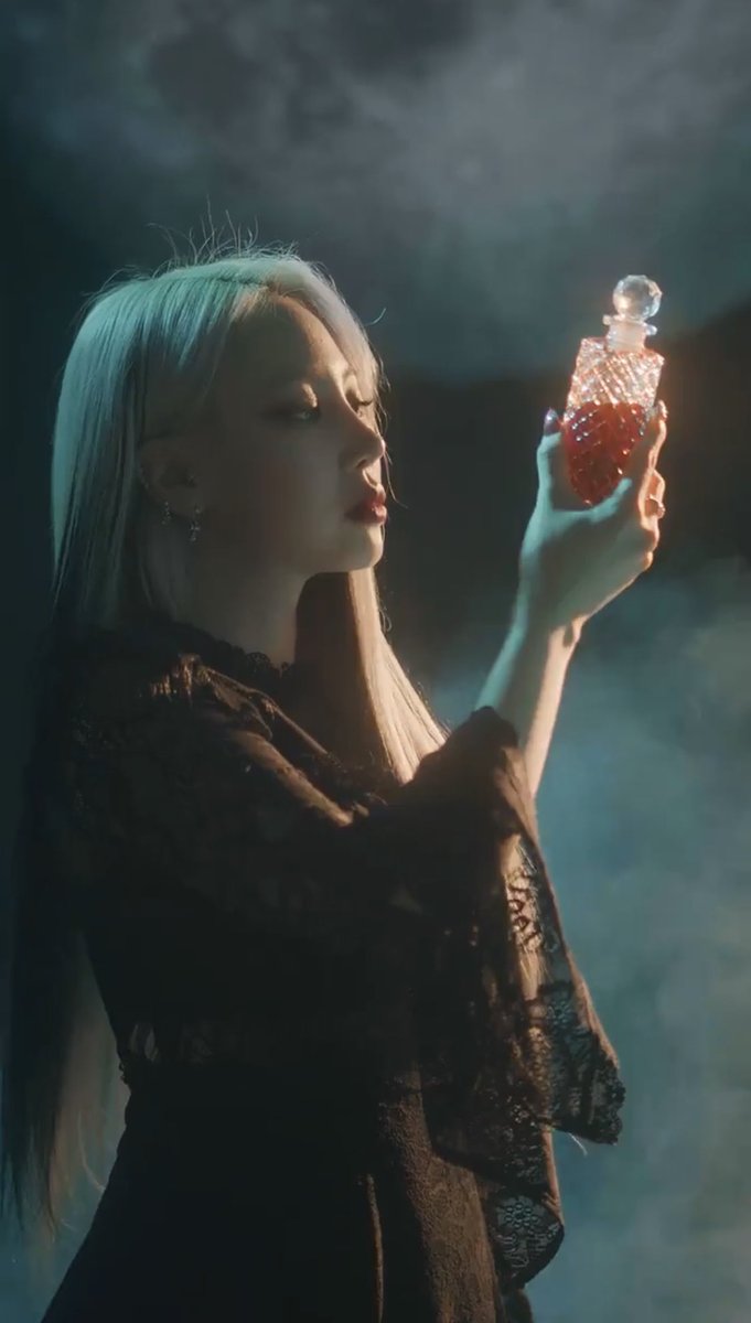 youremyguest's tweet photo. THE DUALITY 💕🖤 https://t.co/jm6pboNYCB