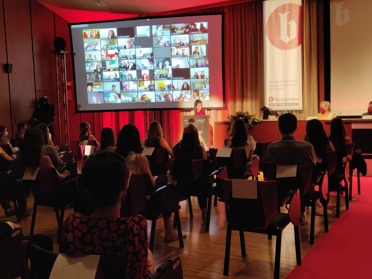 BlanquernaFPCEE's tweet image. Les representants dels estudiants de la promoció de mestres 2020, Lis Cavero, Maria Espada i Maria Blanca, fan els parlaments👏 #orgullblanquerna
