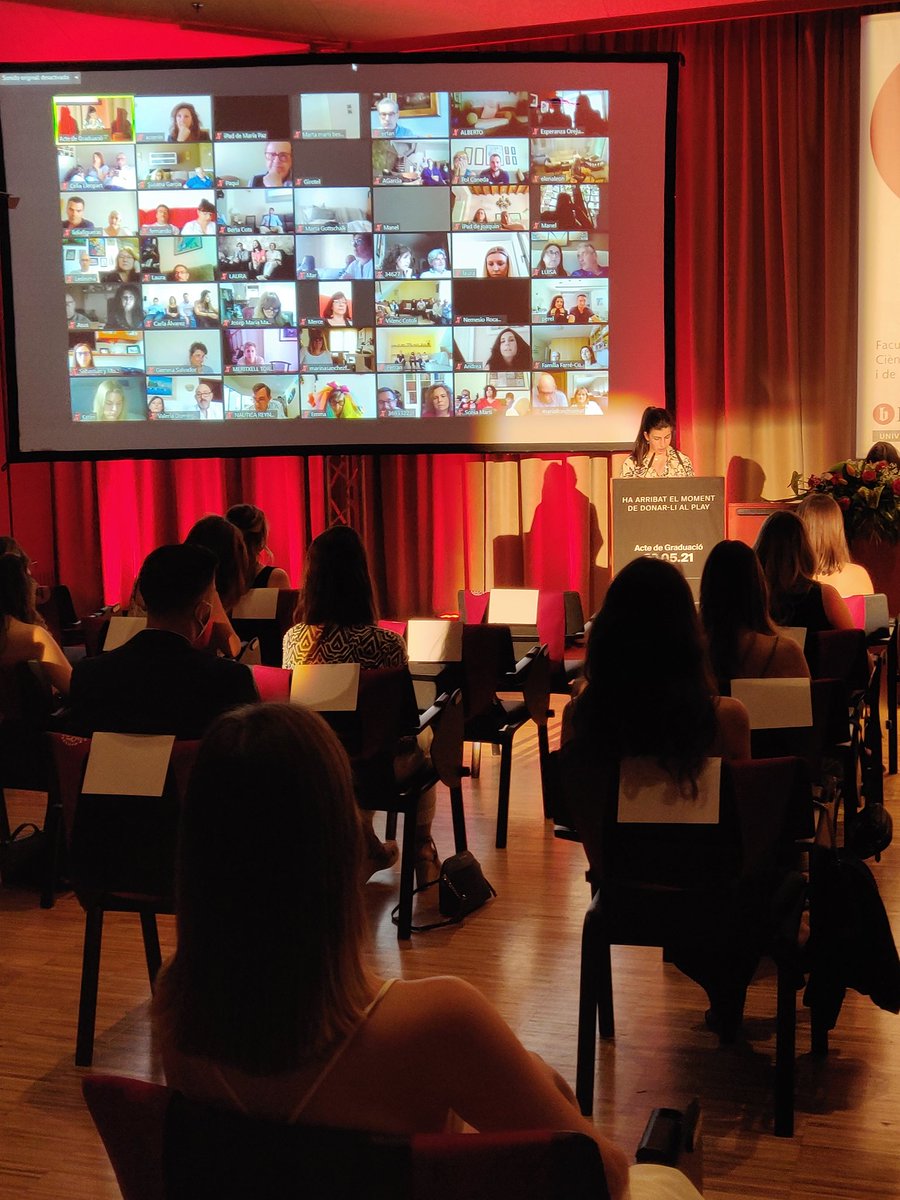 BlanquernaFPCEE's tweet image. Les representants dels estudiants de la promoció de mestres 2020, Lis Cavero, Maria Espada i Maria Blanca, fan els parlaments👏 #orgullblanquerna