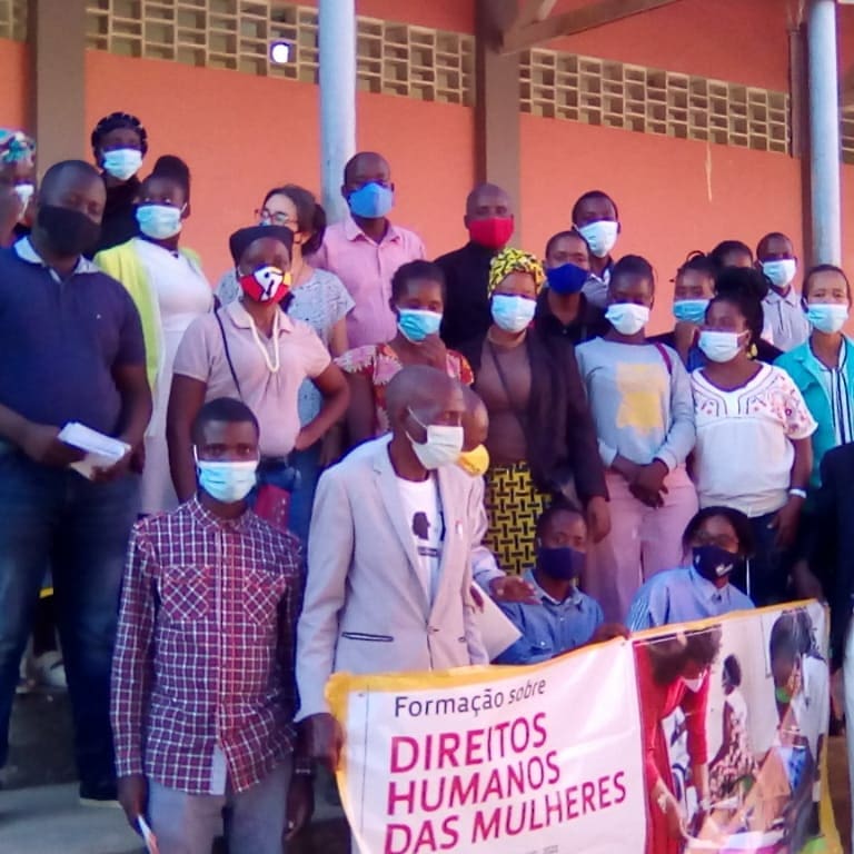 MosaikoAngola's tweet image. #Direitos_das_mulheres
"Os #Diretos Humanos começam nas pequenas acções que cada um de nós faz cada dia ", afirmava-nos uma das participantes do Seminário sobre “Os Direitos Humanos das Mulheres”, que decorreu nos dias 26 à 28 de Maio, em Benguela. 

Apoio: MISEREOR