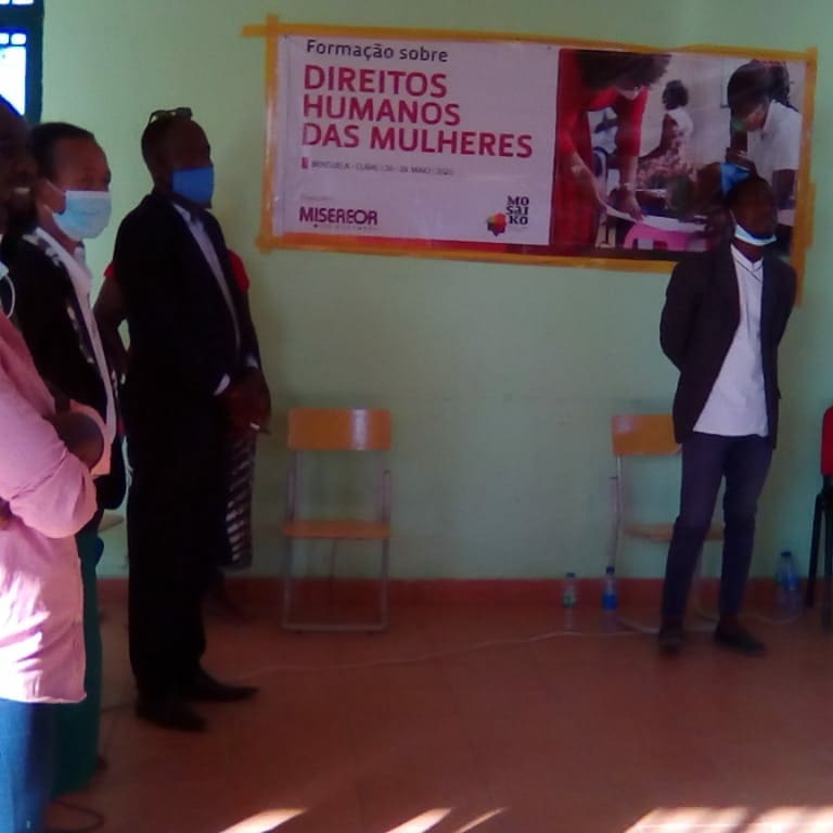 MosaikoAngola's tweet image. #Direitos_das_mulheres
"Os #Diretos Humanos começam nas pequenas acções que cada um de nós faz cada dia ", afirmava-nos uma das participantes do Seminário sobre “Os Direitos Humanos das Mulheres”, que decorreu nos dias 26 à 28 de Maio, em Benguela. 

Apoio: MISEREOR