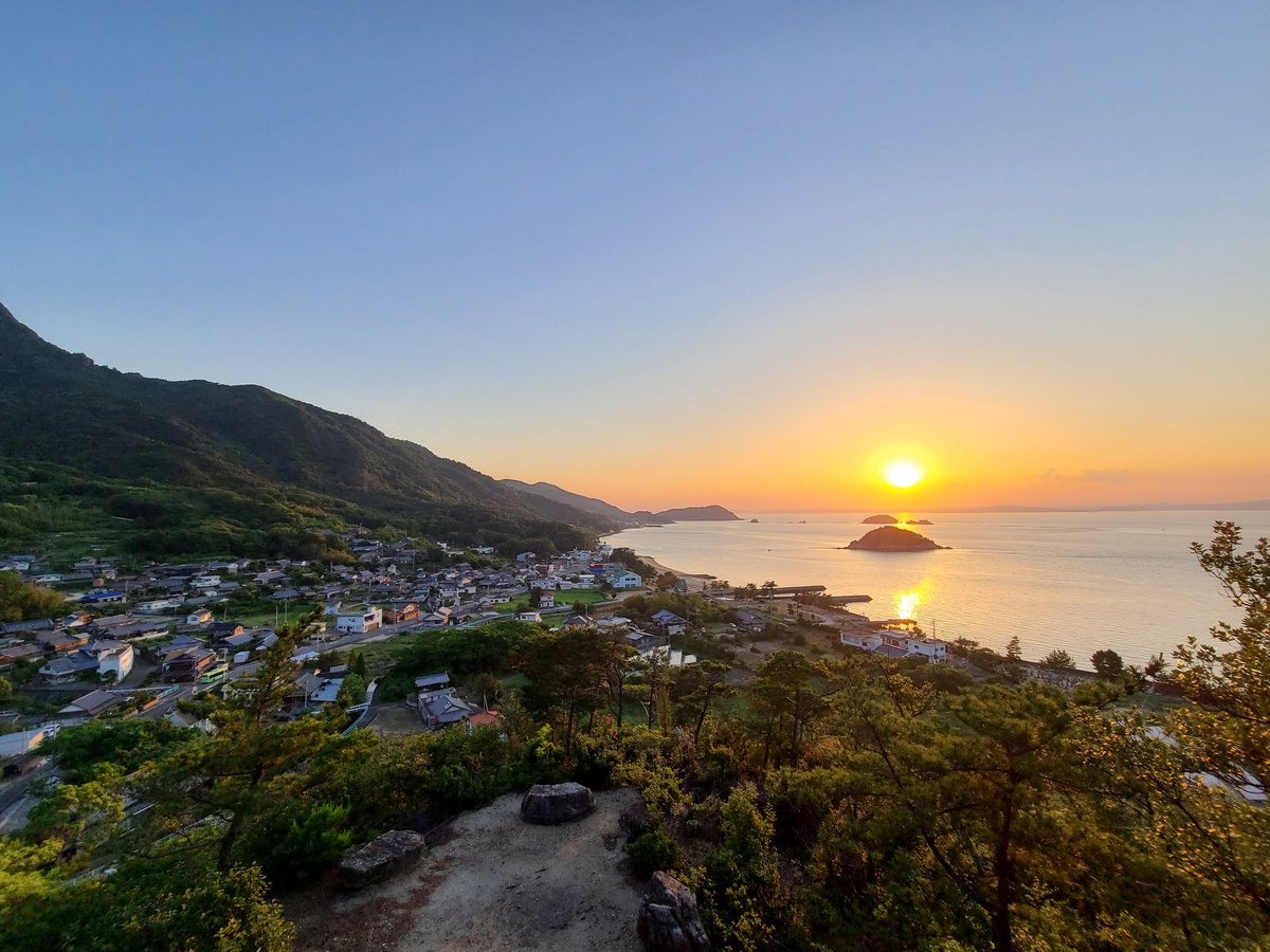 tad55kawasaki's tweet photo. 今日の夕陽@小部山の神様

私の住む小部地区が全て見渡せる天空の鳥居なスポットです😊

#小部山の神様 #夕陽丘 #小豆島 https://t.co/MdXHnMsrbs