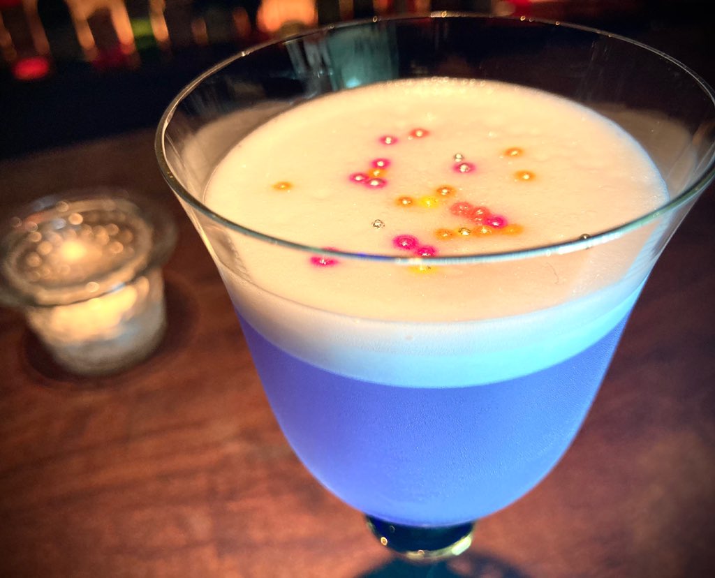 Lasile ラズィール 今晩は ラズィールです 本日はすみれのリキュールと卵白からなる食感ふわふわカクテルです 卵白の上にはアラザンを ラズィール 東京バー すみれ 卵白 アラザン T Co I4doxgb3bq Twitter