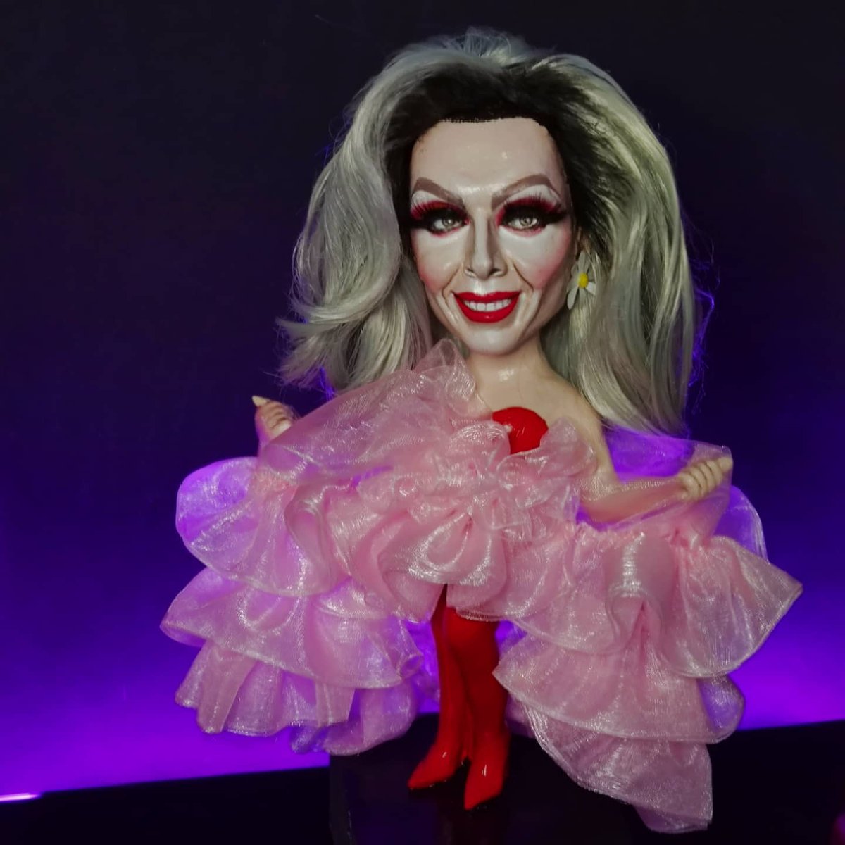 ElMuseoDeLaFama's tweet photo. Mañana llega el esperado estreno de @DragRaceEs con Supremme de Luxe, Ana Locking y los Javis. Para haceros la espera más amena  os traemos nuestra figura dedicada a la presentadora del formato @SupremmedeLuxe

¿Os gustaría ver en forma de figura a alguna de las concursantes? 💅 https://t.co/P0HbP1QNxi