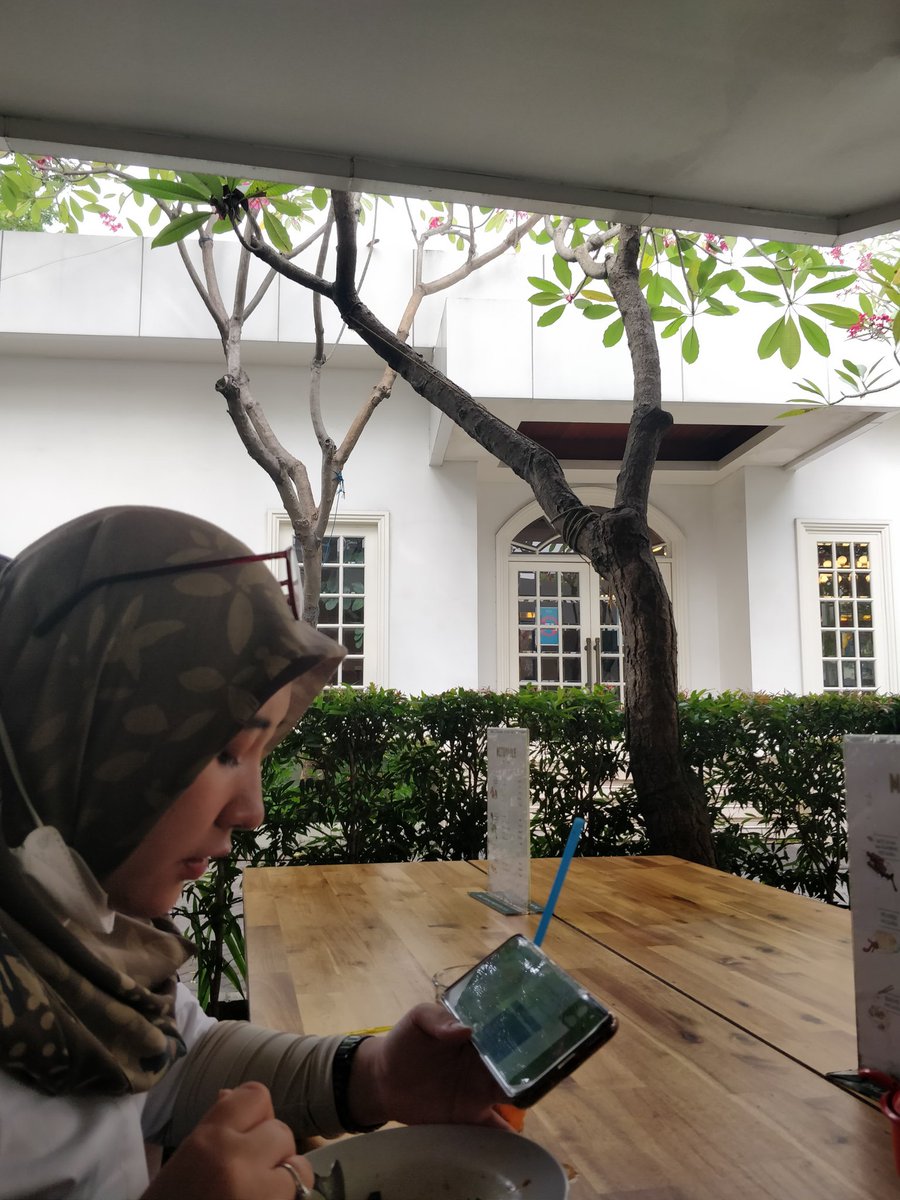 frqnton's tweet photo. Setelah makan pempek gandaria yg cukonya memang juara.
Namun tetiba ada meeting &amp; tugas
Dilanjutkan sedikit nugas bareng di cafe hello sunday di Metropole lantai 2.
Tempat yang enak untuk ngobrol atau wfc, terasa privatenya. Ditambah ada suara hujan-hujan menambah syahdu suasana. https://t.co/HGnaBDhk72