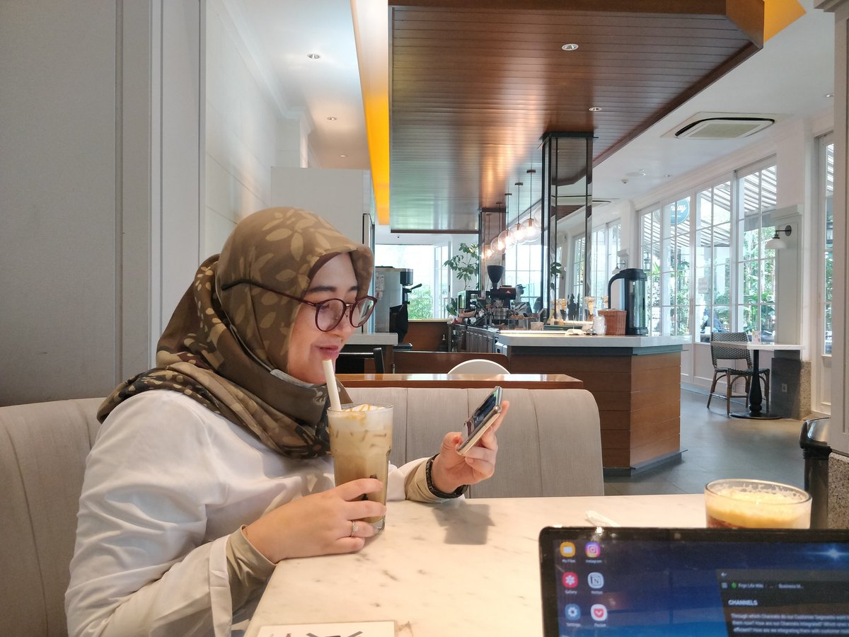 frqnton's tweet photo. Setelah makan pempek gandaria yg cukonya memang juara.
Namun tetiba ada meeting &amp; tugas
Dilanjutkan sedikit nugas bareng di cafe hello sunday di Metropole lantai 2.
Tempat yang enak untuk ngobrol atau wfc, terasa privatenya. Ditambah ada suara hujan-hujan menambah syahdu suasana. https://t.co/HGnaBDhk72