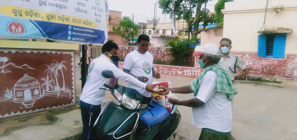 kalingaaid's tweet photo. Distribution of Food Packets was done by the Volunteers of #KalingaAidFoundation at City Hospital &amp; Dargah Bazar #Cuttack. Thanks to our Donors, Volunteers and @odisha_police for their noble work during this pandemic.

#OdishaCares  #shutdown
@CMO_Odisha @dcp_cuttack @CMCCuttack https://t.co/S4AhUAFypu