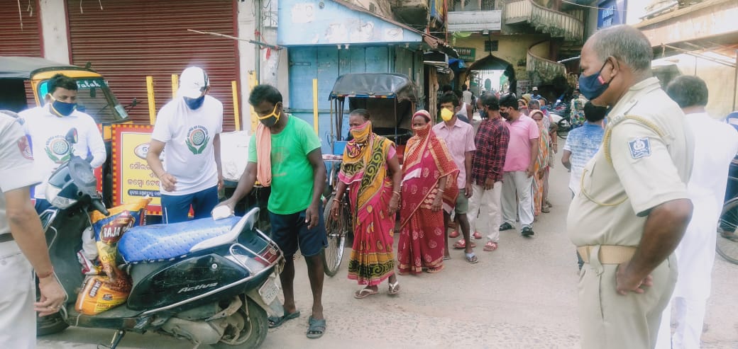kalingaaid's tweet photo. Distribution of Food Packets was done by the Volunteers of #KalingaAidFoundation at City Hospital &amp; Dargah Bazar #Cuttack. Thanks to our Donors, Volunteers and @odisha_police for their noble work during this pandemic.

#OdishaCares  #shutdown
@CMO_Odisha @dcp_cuttack @CMCCuttack https://t.co/S4AhUAFypu