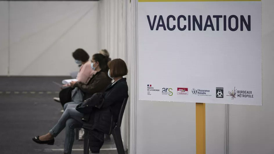 franceinfo's tweet photo. Covid-19 : le vaccin de Pfizer efficace contre le variant indien, mais de façon "légèrement" diminuée, selon l'institut Pasteur

https://t.co/b7lMPrvSFd https://t.co/C6rmY6dh1R