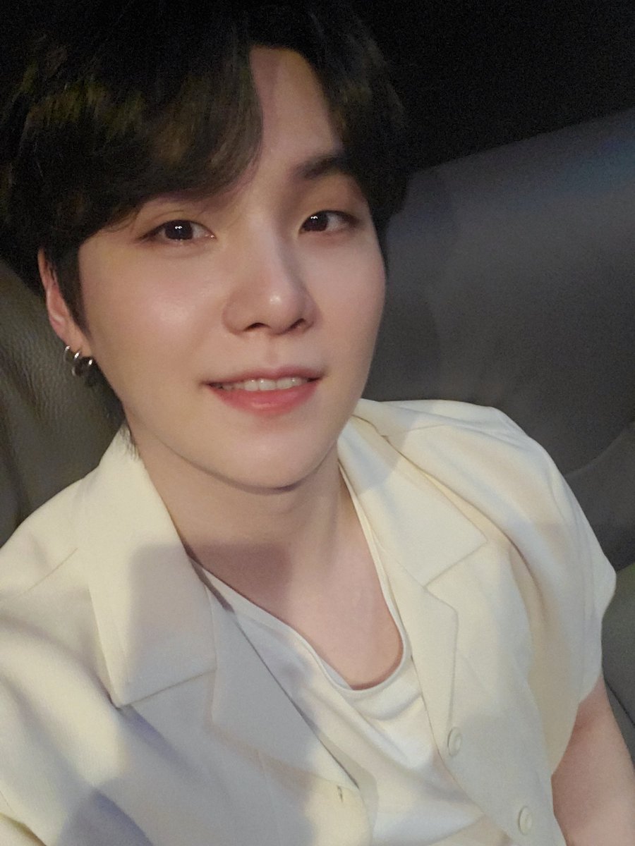 meanyoongi0309's tweet photo. Yoongi's eyes have 2 m, it means minimini sub-unit soon. https://t.co/4SdrXr6GPP